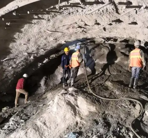 恒山拱顶带模注浆料的施工流程及注意事项